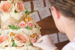 Jak udekorować tort weselny?
