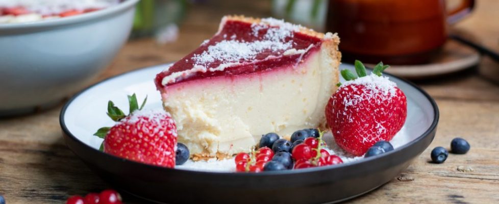 closeup-shot-cheesecake-with-jelly-decorated-with-strawberries-berries