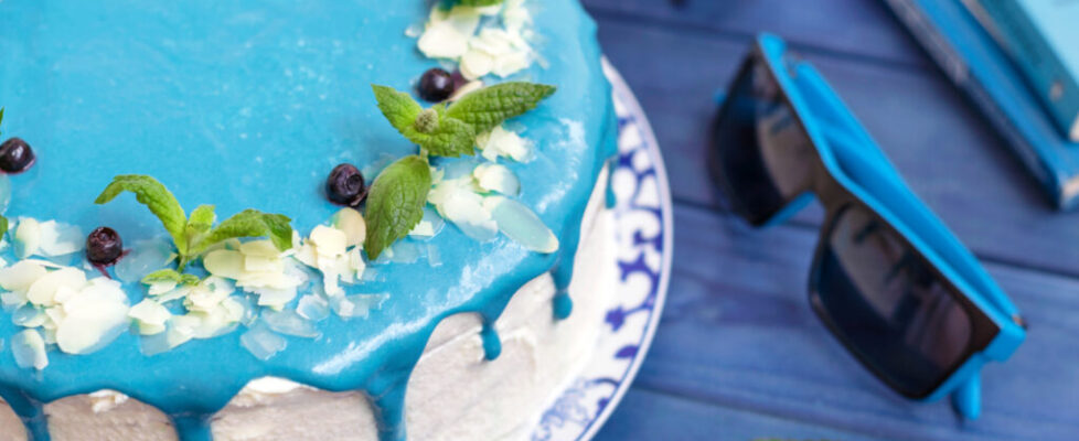 ciasto-ozdobione-niebieska-smietana-mieta-i-jagodami