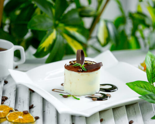 tiramisu-z-mleka-z-czekolada-na-stole