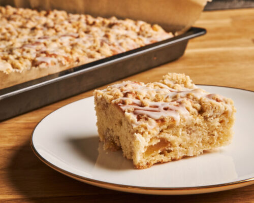 strzal-zblizenie-kawalek-pysznej-szarlotki-na-talerzu-na-drewnianym-stole