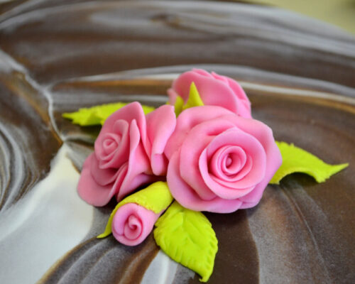 close-up-artificial-pink-roses-chocolate-cake