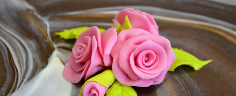 close-up-artificial-pink-roses-chocolate-cake